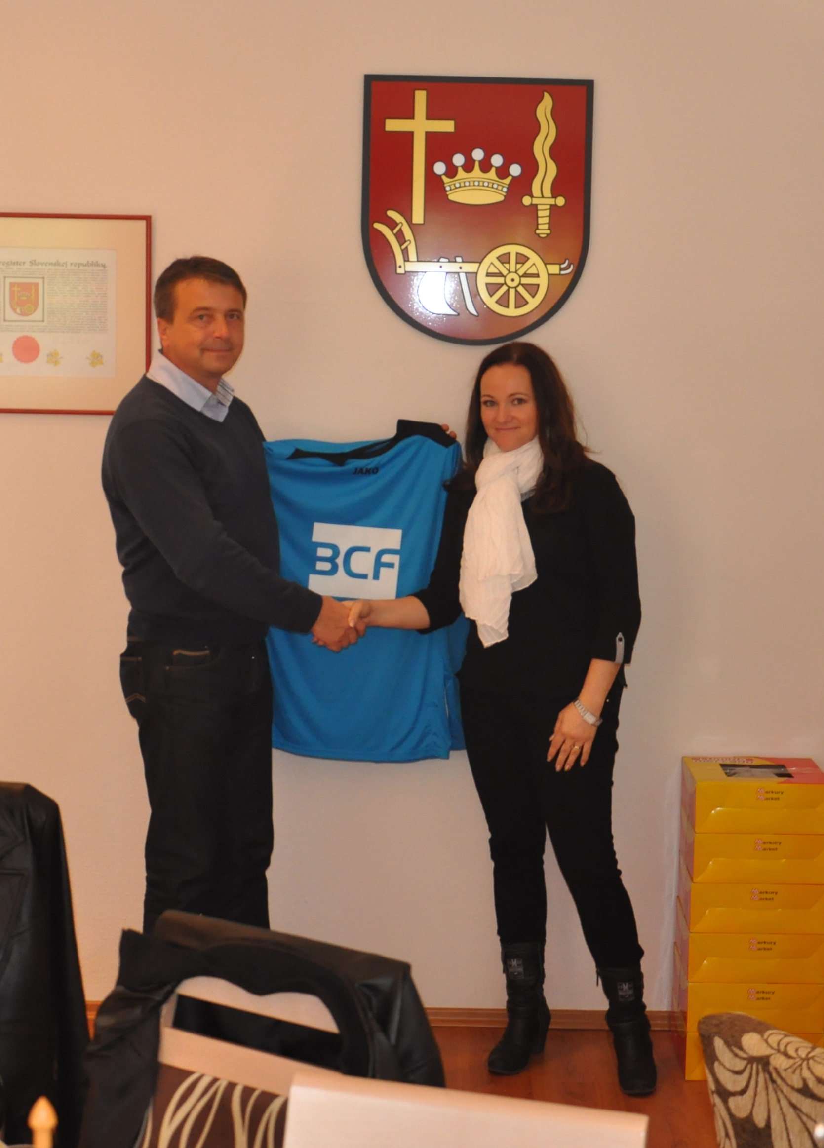 Fotogaléria Prevzatie sponzorského daru kompletnej sady dresov a sieťok za brány zn. JAKO pre FK Demandice od spol.BCF s.r.o. Banská Bystrica (3) Prevzatie sponzorského daru kompletnej sady dresov a sieťok za brány zn. JAKO pre FK Demandice od spol.BCF s.r.o. Banská Bystrica